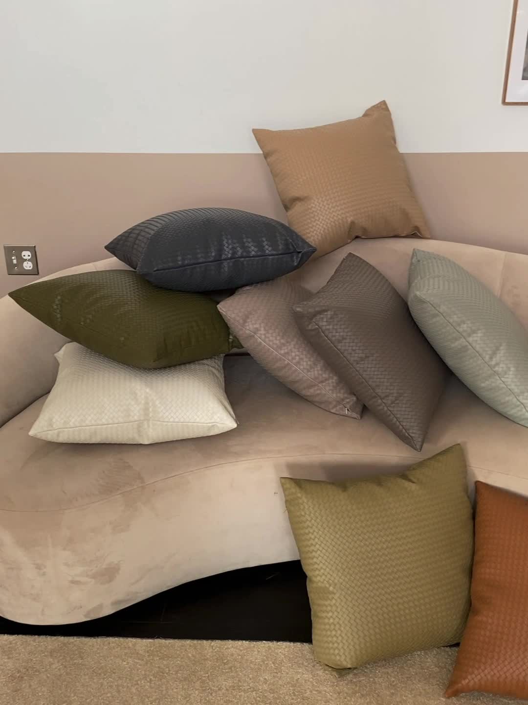 91家纺网 家纺一手货源 找家纺 美茉 2022新款编织纹皮革抱枕靠垫 橄榄色