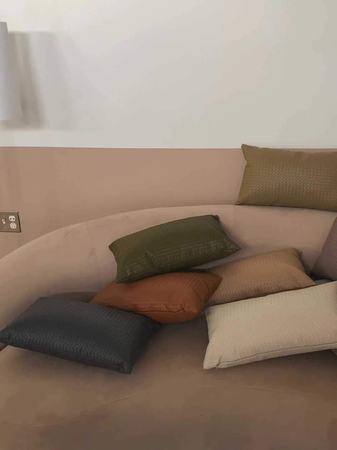 91家纺网 家纺一手货源 找家纺 美茉 2022新款编织纹皮革抱枕腰枕 星灰