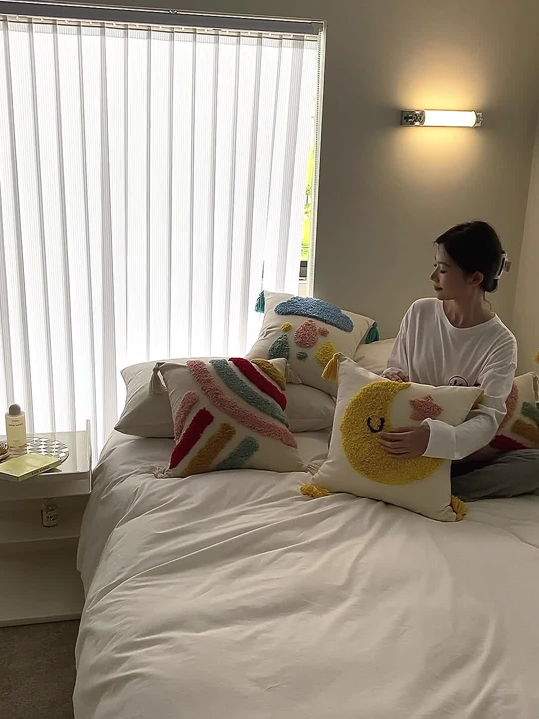 91家纺网 家纺一手货源 找家纺 美茉 2022新款卡通簇绒绣抱枕 彩虹方