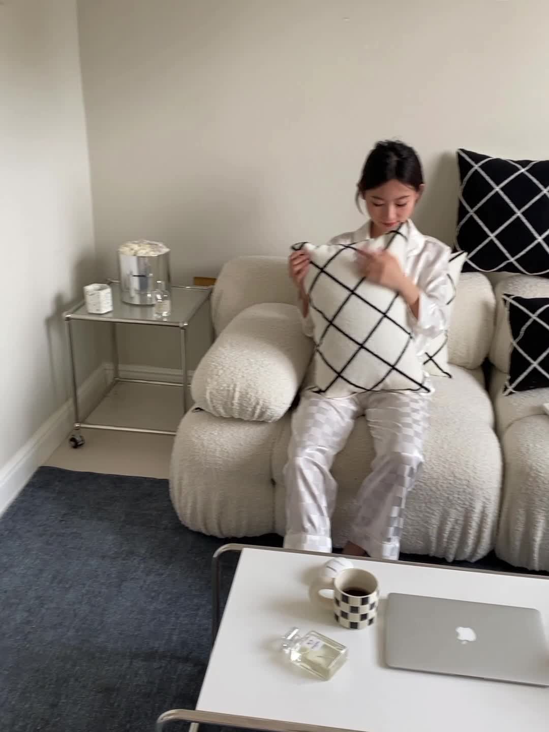 91家纺网 家纺一手货源 找家纺 美茉 2022新款菱形格毛巾绣抱枕 黑色腰枕