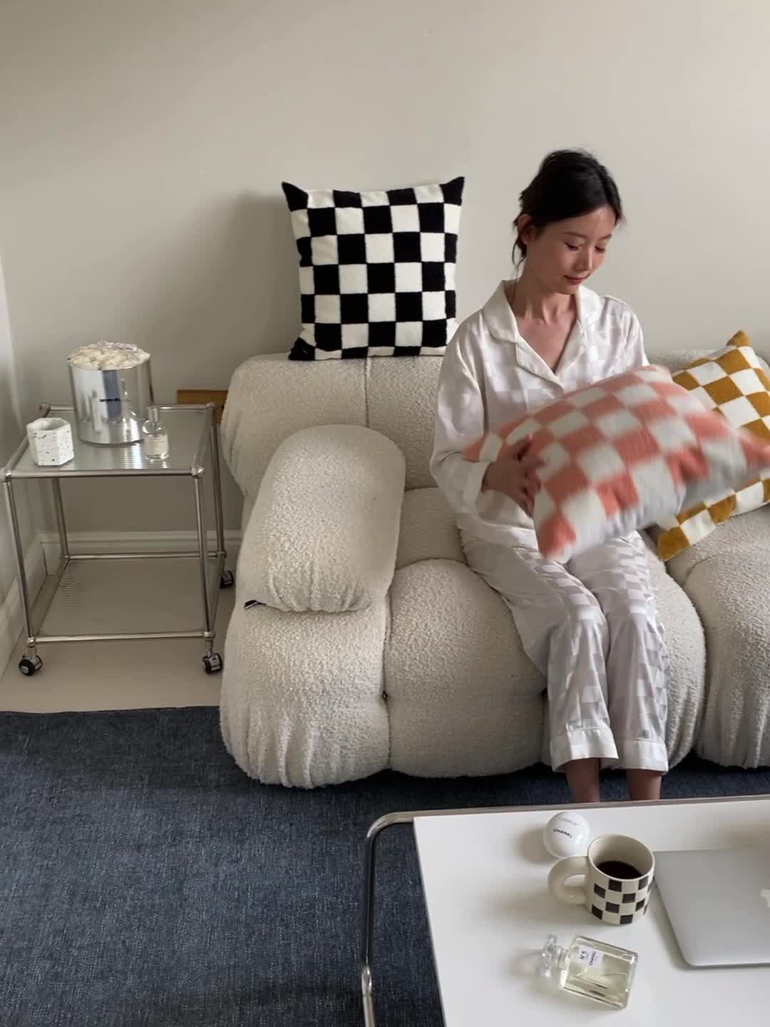 91家纺网 家纺一手货源 找家纺 美茉 2022新款棋盘格毛巾绣抱枕 灰色