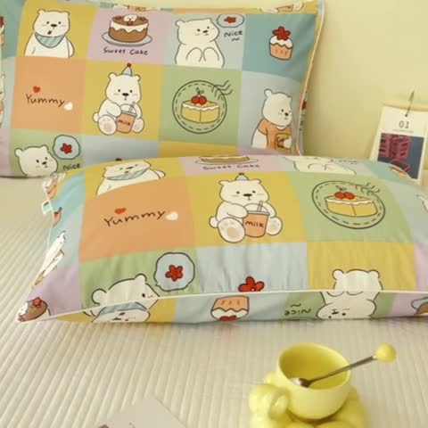 91家纺网 家纺一手货源 找家纺 良佐生活 2022新款60s全棉贡缎卡通印花枕套（单只） 小熊生日