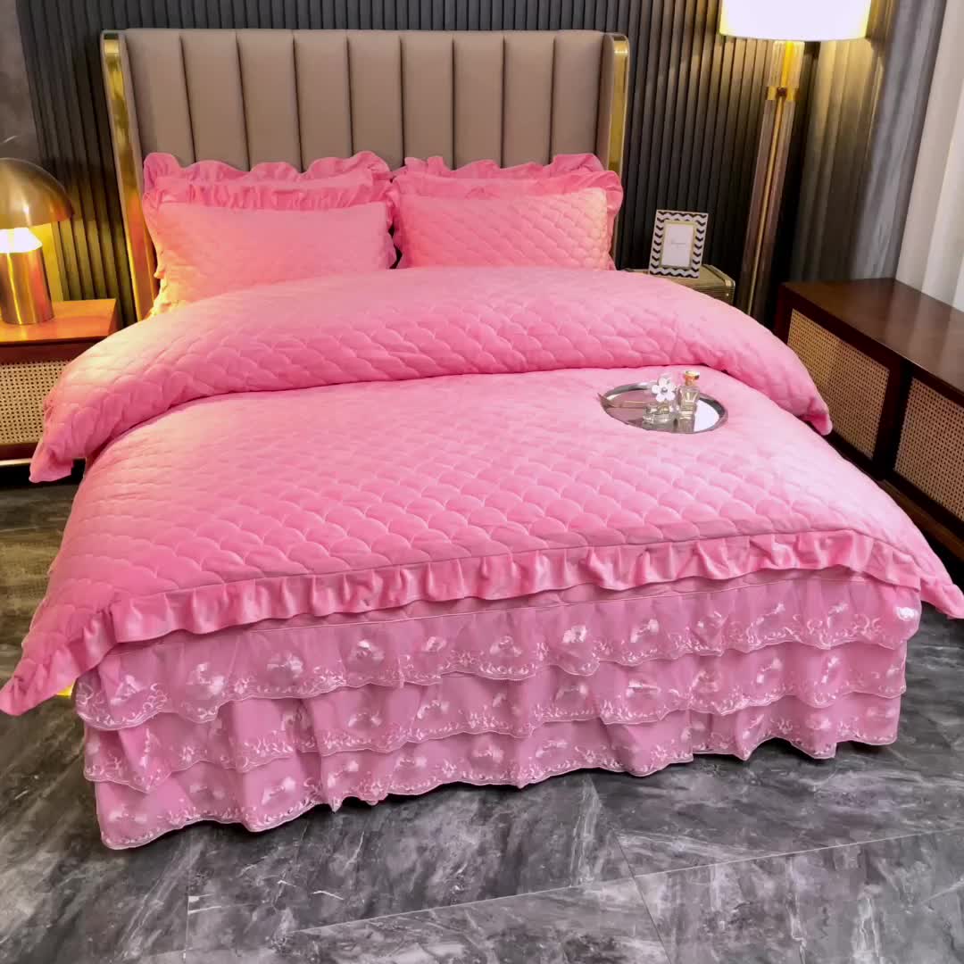 91家纺网 家纺一手货源 找家纺 青竹苑 水晶绒绗缝床裙绗缝被套款四件套牛奶绒加厚保暖被罩床罩 樱花粉