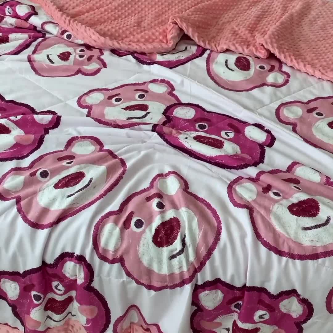 91家纺网 家纺一手货源 找家纺 一米阳光 2022新款迪士尼豆豆绒夏被四件套 草莓熊