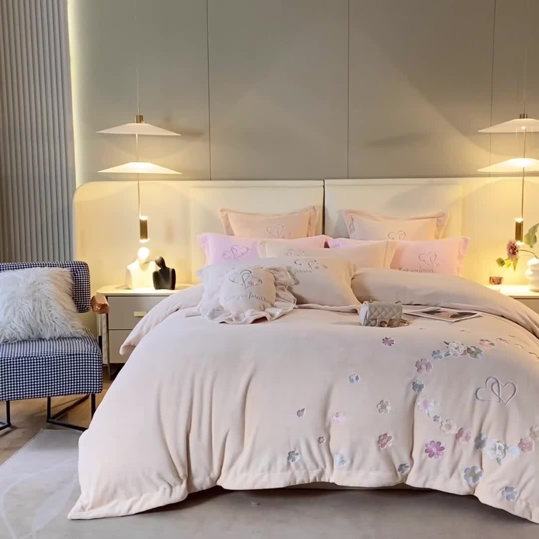 91家纺网 家纺一手货源 找家纺 艾晶美 2022新款A类230克刺绣全消光牛奶绒四件套 花韵-香槟