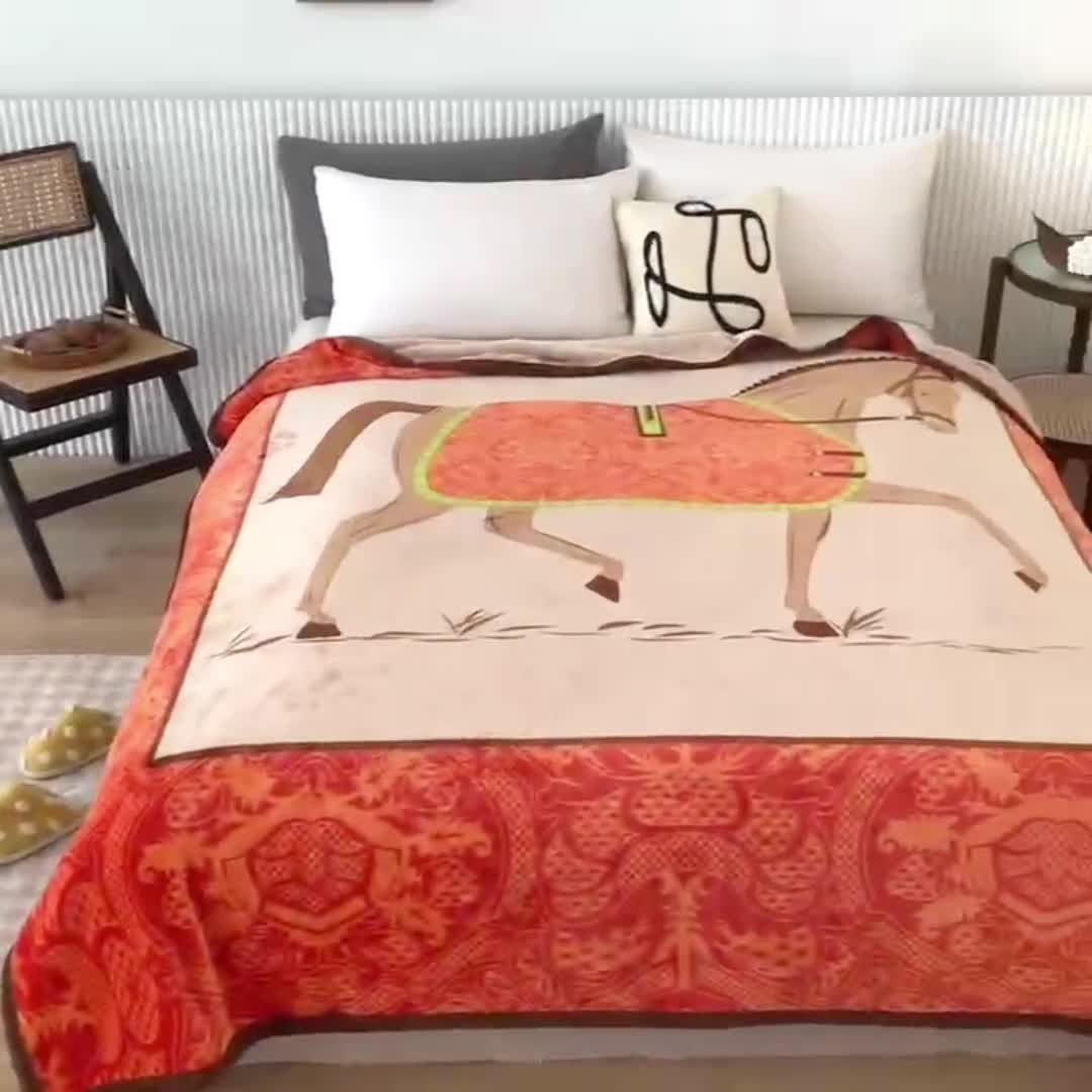 91家纺网 家纺一手货源 找家纺 卡奥新双层大版AB版云貂绒毛毯法莱绒休闲盖毯沙发空调毯 骏马