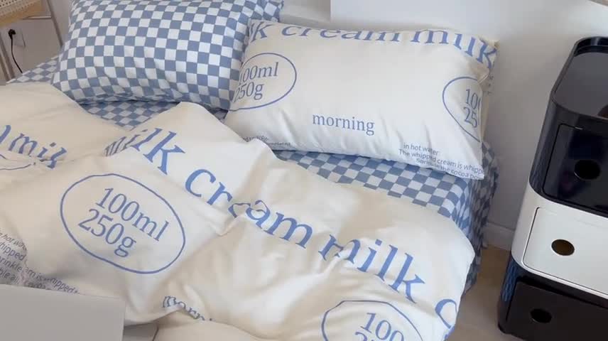 91家纺网 家纺一手货源 找家纺 昔可家纺2022新款棋盘格字母系列四件套 蓝牛奶