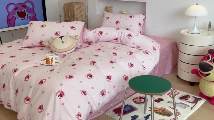 91家纺网 家纺一手货源 找家纺 昔可家纺2022新款迪士尼全棉四件套 草莓脚印熊