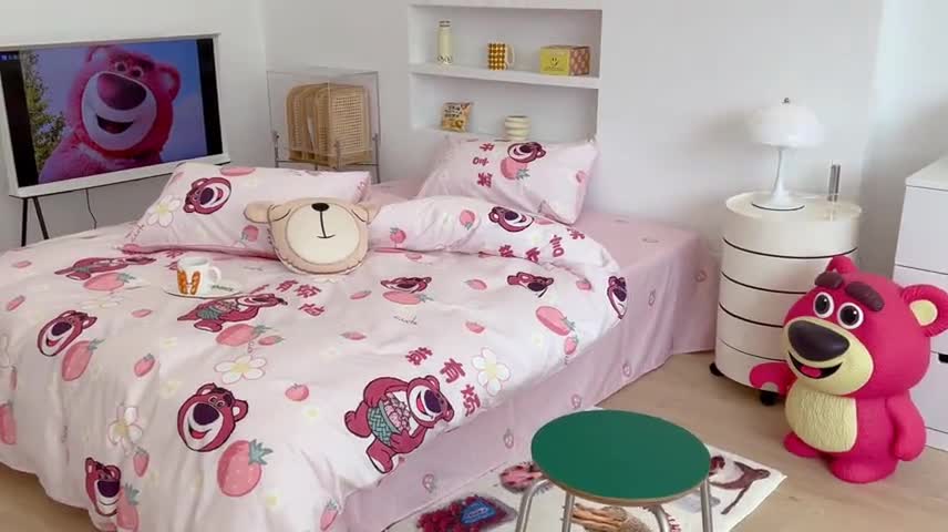 91家纺网 家纺一手货源 找家纺 昔可家纺2022新款迪士尼全棉四件套 莓烦恼熊