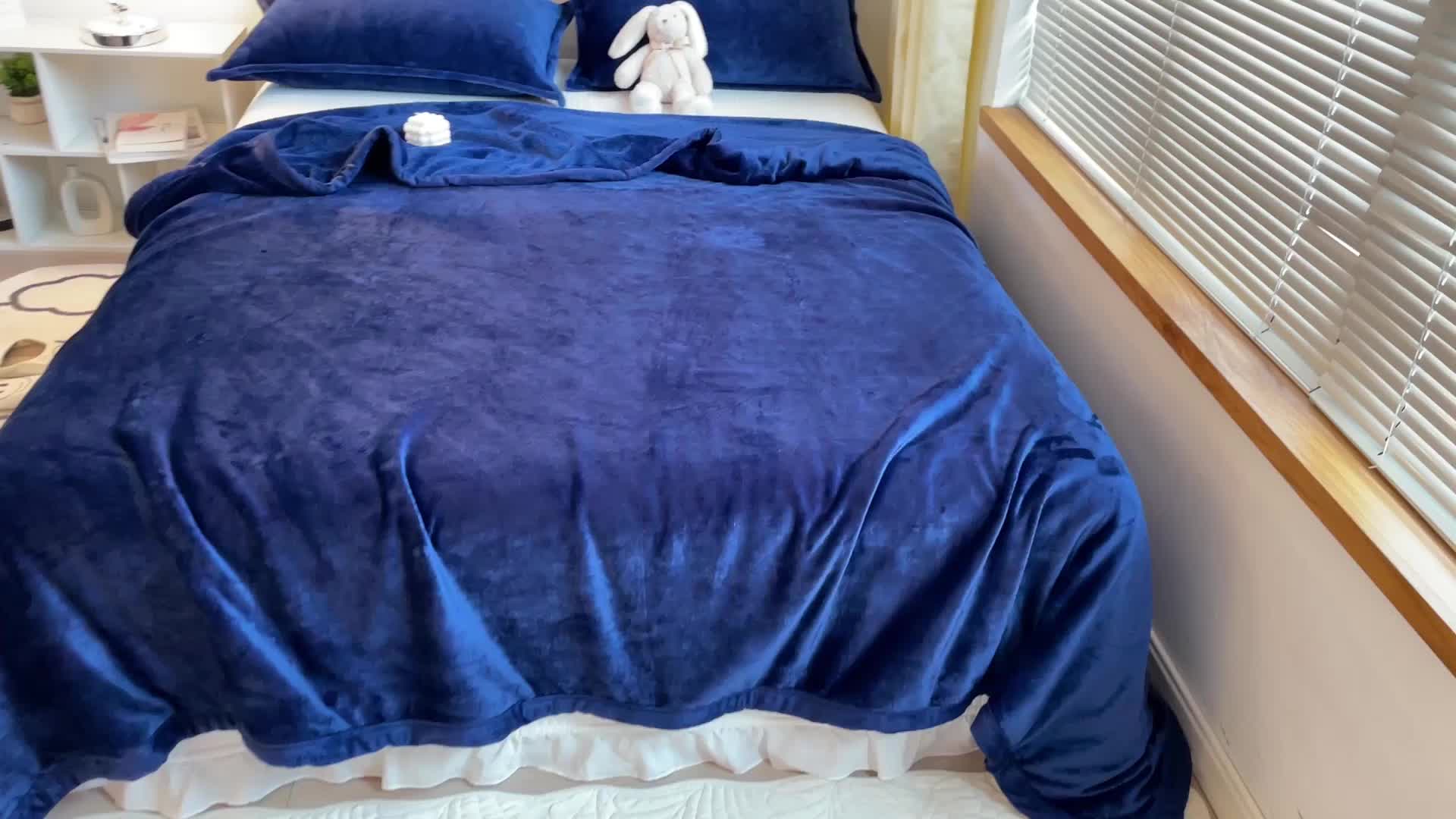 91家纺网 家纺一手货源 找家纺 雅萱家纺 2022新款纯色牛奶绒多功能毛毯 宝石蓝