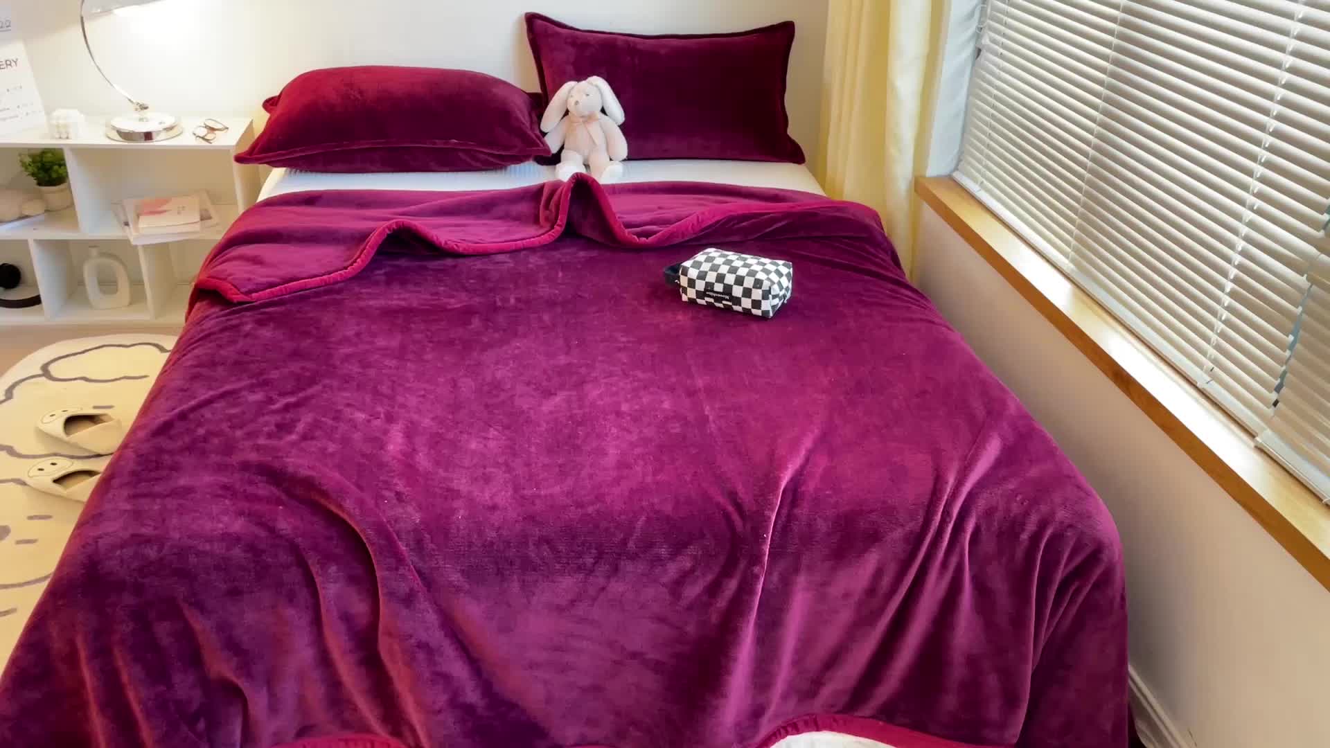 91家纺网 家纺一手货源 找家纺 雅萱家纺 2022新款纯色牛奶绒多功能毛毯 酒红