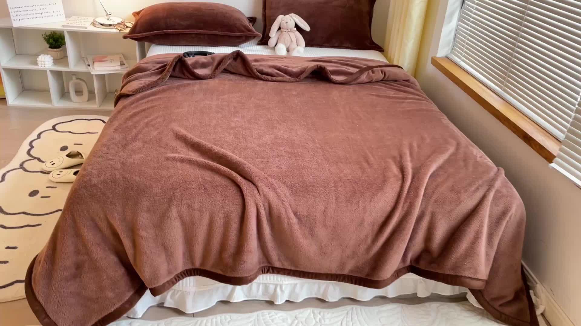 91家纺网 家纺一手货源 找家纺 雅萱家纺 2022新款纯色牛奶绒多功能毛毯 咖啡