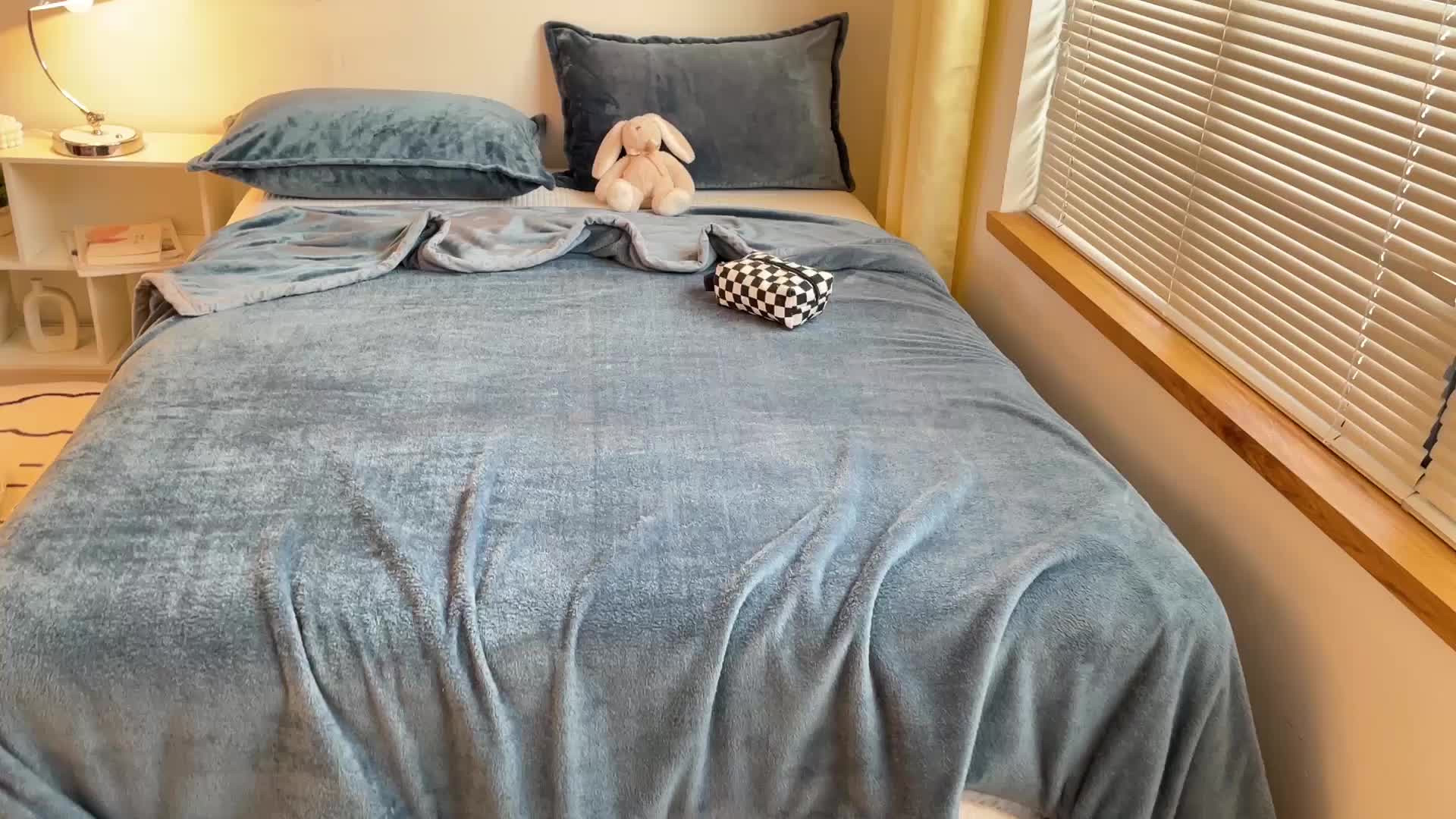 91家纺网 家纺一手货源 找家纺 雅萱家纺 2022新款纯色牛奶绒多功能毛毯 蓝灰