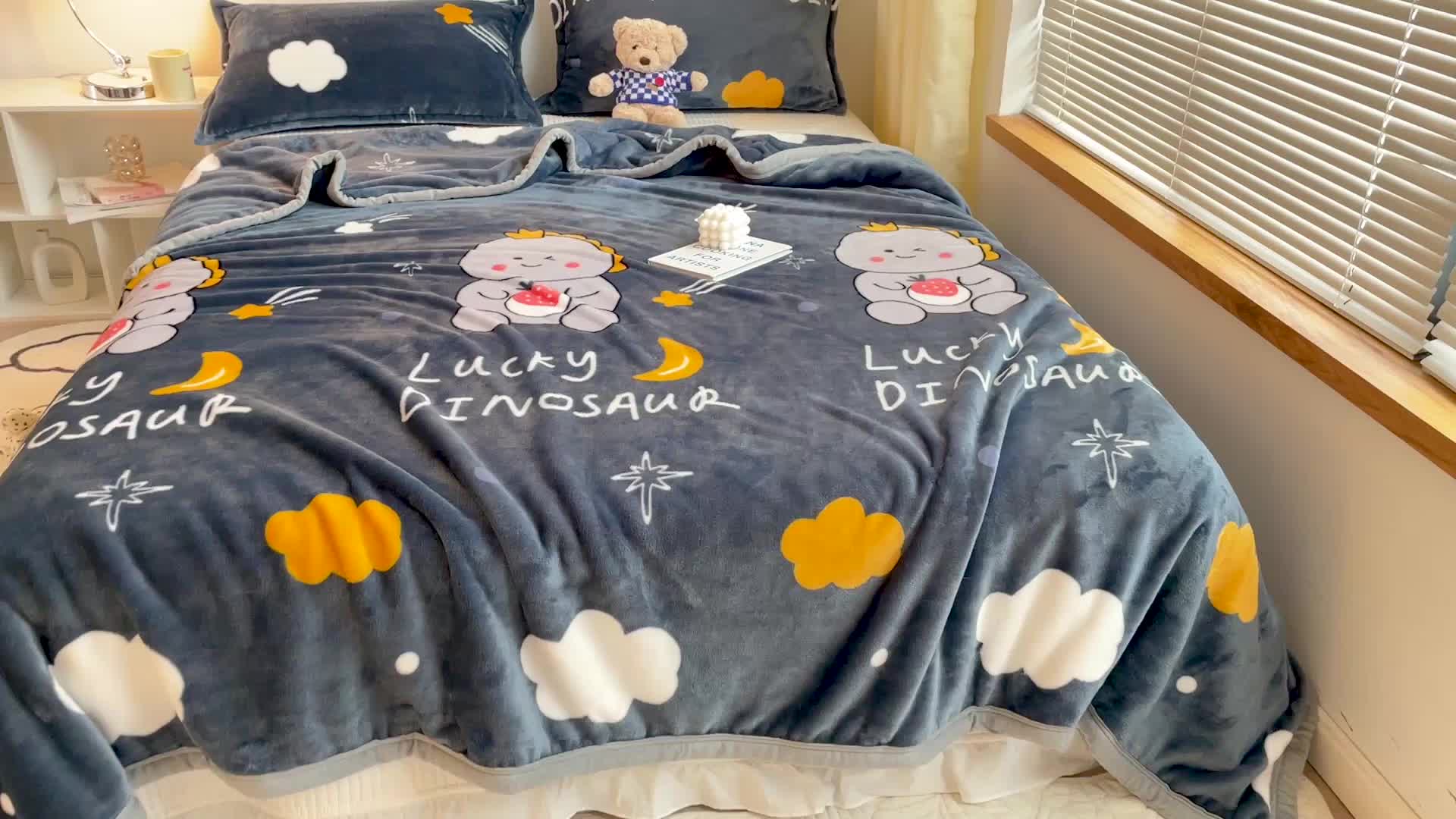 91家纺网 家纺一手货源 找家纺 雅萱家纺 2022新款印花云貂绒毛毯 草莓恐龙