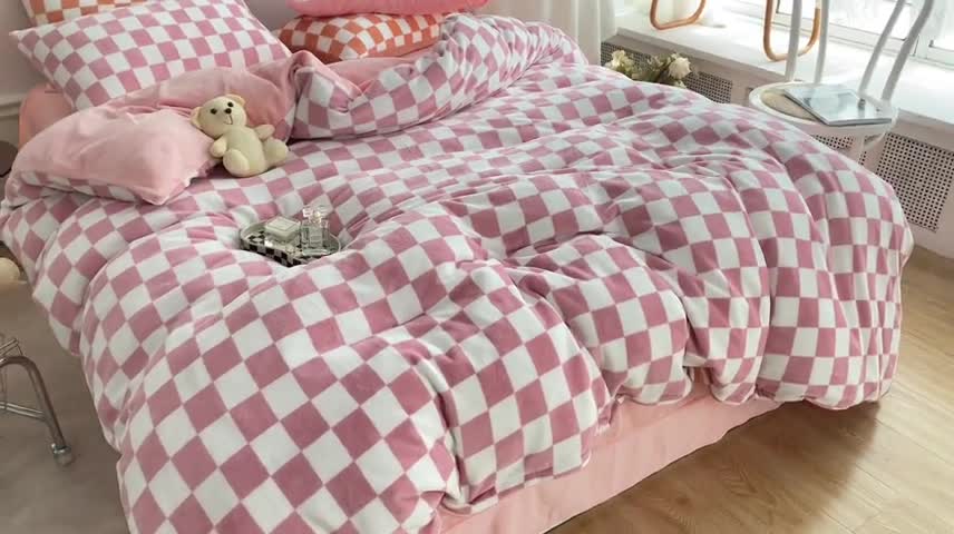 91家纺网 家纺一手货源 找家纺 金爱家 2023新款棋盘格牛奶绒四件套 棋盘格-粉