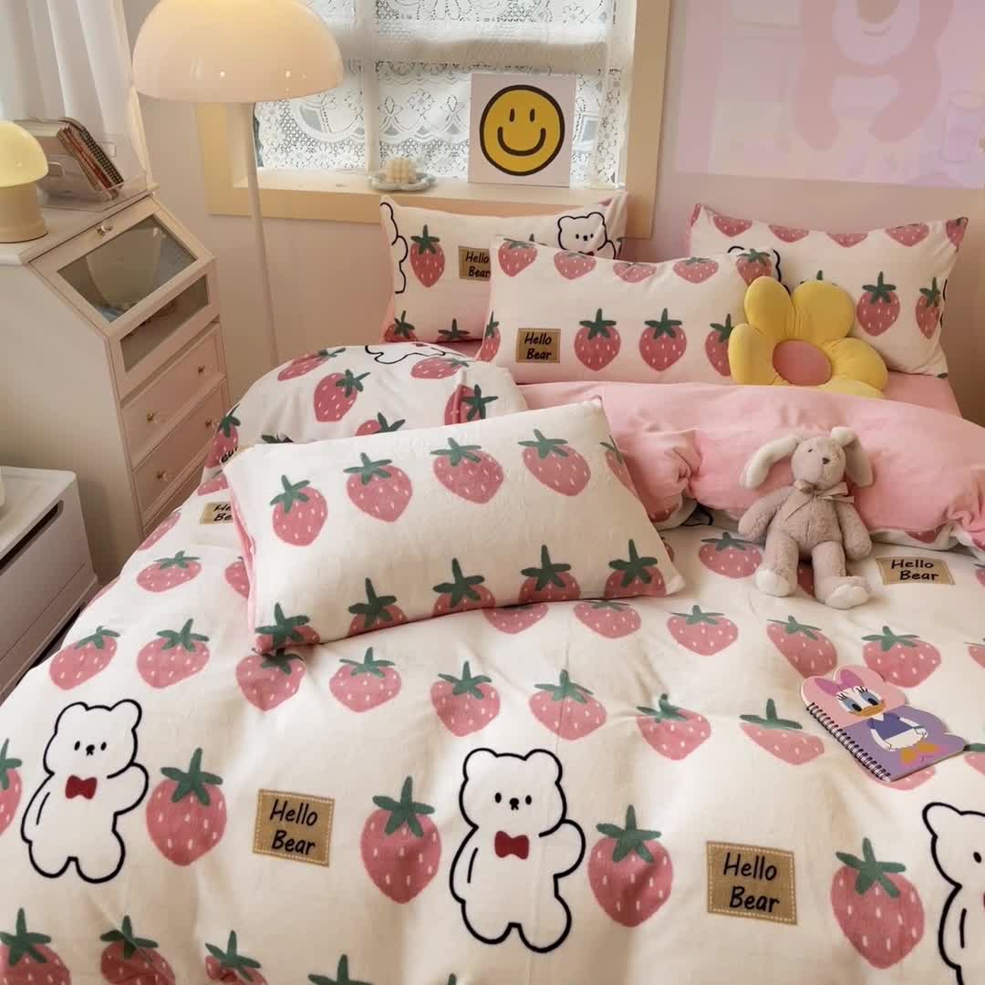 91家纺网 家纺一手货源 找家纺 金爱家 2023新款牛奶绒小清新四件套 草莓小熊