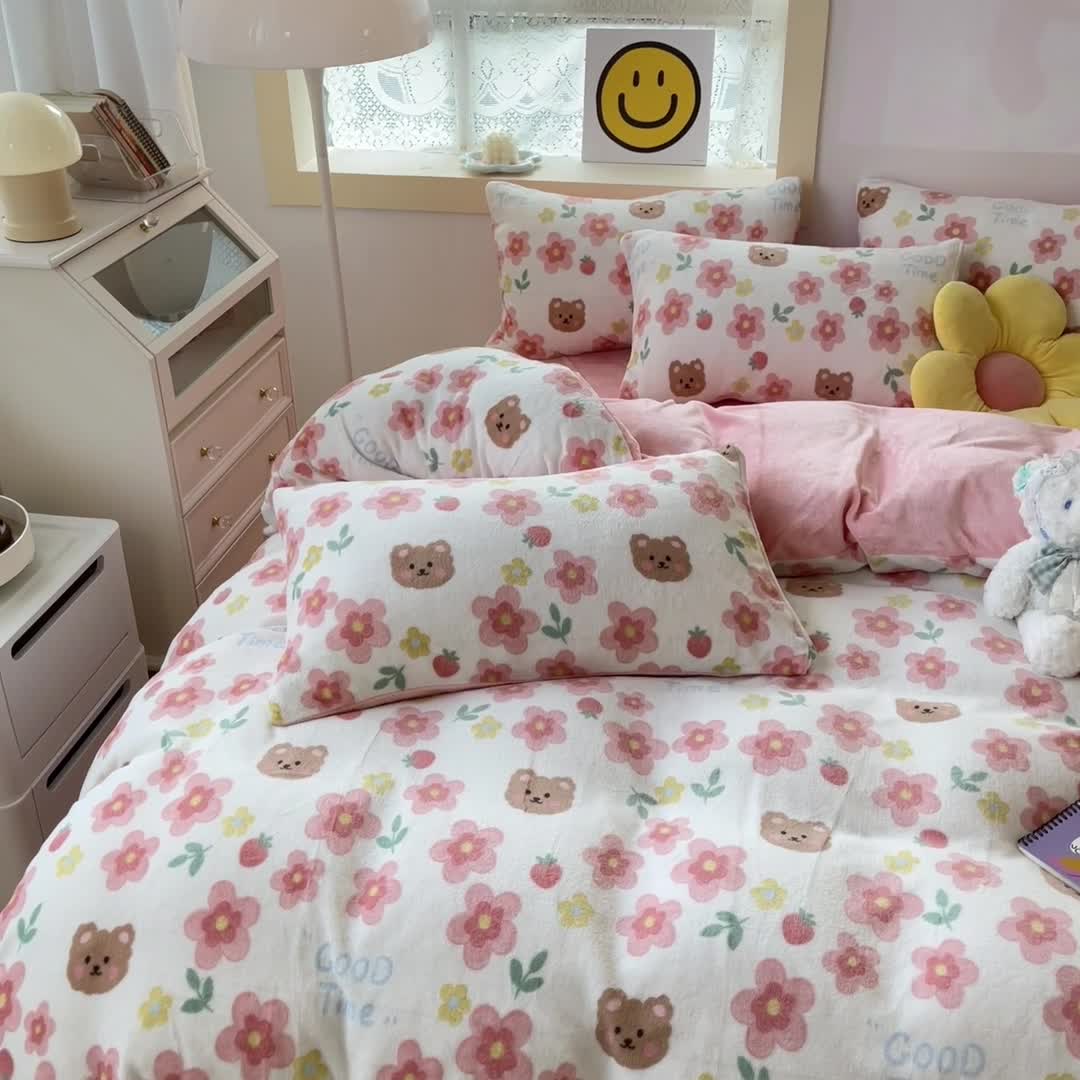 91家纺网 家纺一手货源 找家纺 金爱家 2023新款牛奶绒小清新四件套 樱花小熊-粉