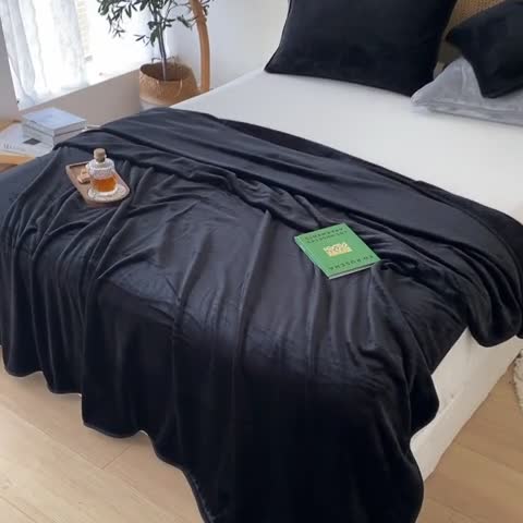 91家纺网 家纺一手货源 找家纺 2025新款320g金貂绒亲肤盖毯加厚纯色珊瑚绒素色法兰绒毯子外贸高端款黑色