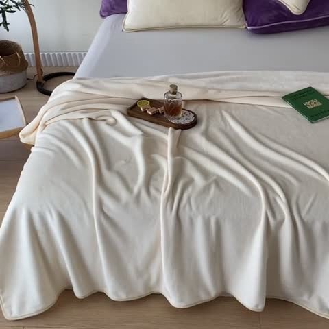 91家纺网 家纺一手货源 找家纺 2025新款320g金貂绒亲肤盖毯加厚纯色珊瑚绒素色法兰绒毯子外贸高端款米白