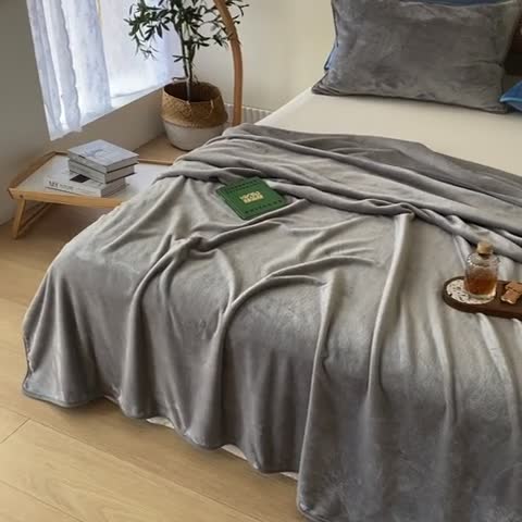 91家纺网 家纺一手货源 找家纺 2025新款320g金貂绒亲肤盖毯加厚纯色珊瑚绒素色法兰绒毯子外贸高端款浅灰