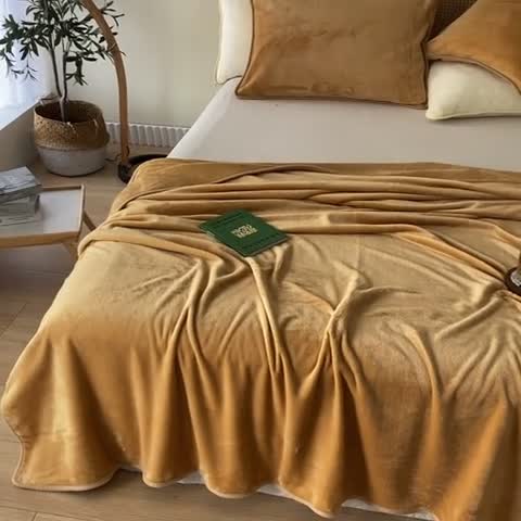 91家纺网 家纺一手货源 找家纺 2025新款320g金貂绒亲肤盖毯加厚纯色珊瑚绒素色法兰绒毯子外贸高端款驼色