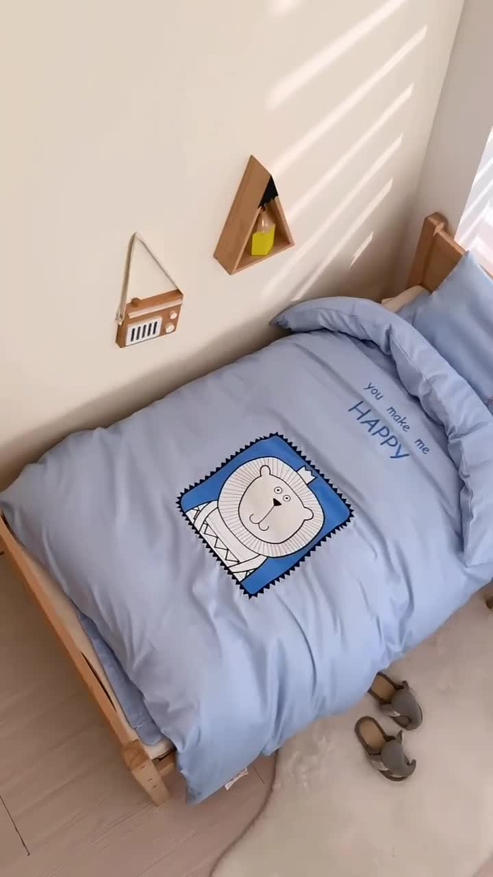 91家纺网 家纺一手货源 找家纺 喜多兔2022新60s长绒棉纯棉幼儿园三件套 蓝色微笑小狮子