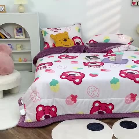 91家纺网 家纺一手货源 找家纺 星期八 2022新款迪士尼豆豆被 草莓熊紫