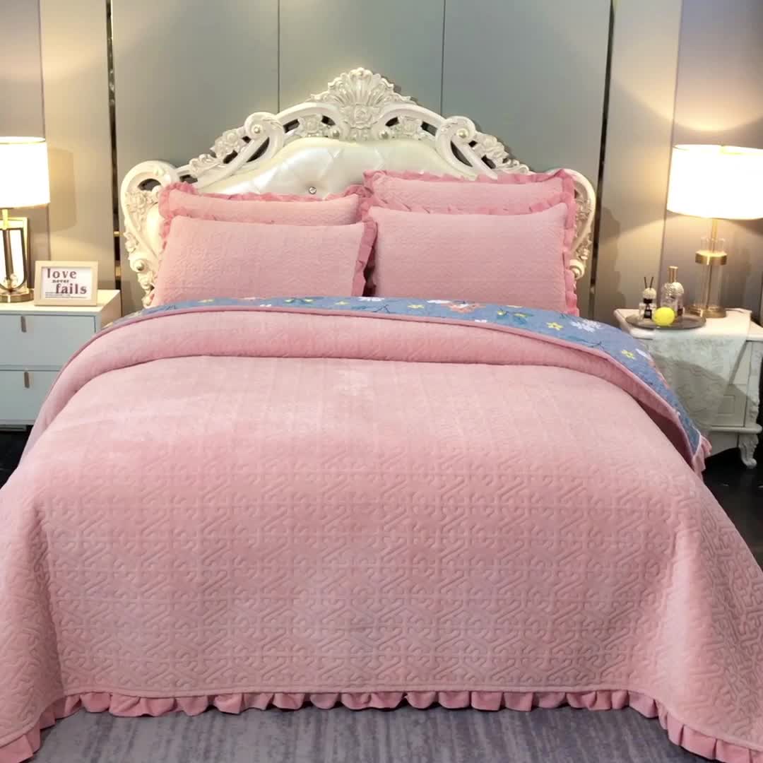 91家纺网 家纺一手货源 找家纺 晶缦 2022新款纯色小花边牛奶绒床盖三件套 暖馨-玉色