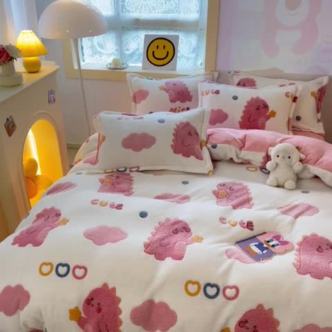 91家纺网 家纺一手货源 找家纺 川悦生活 2024新款立体雪花绒卡通四件套牛奶绒四件套 爱心恐龙