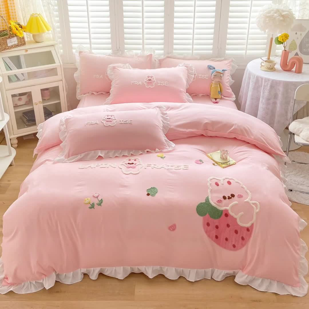 91家纺网 家纺一手货源 找家纺 易禾 2022新款水洗亲肤棉毛巾绣草莓兔四件套草莓兔-粉