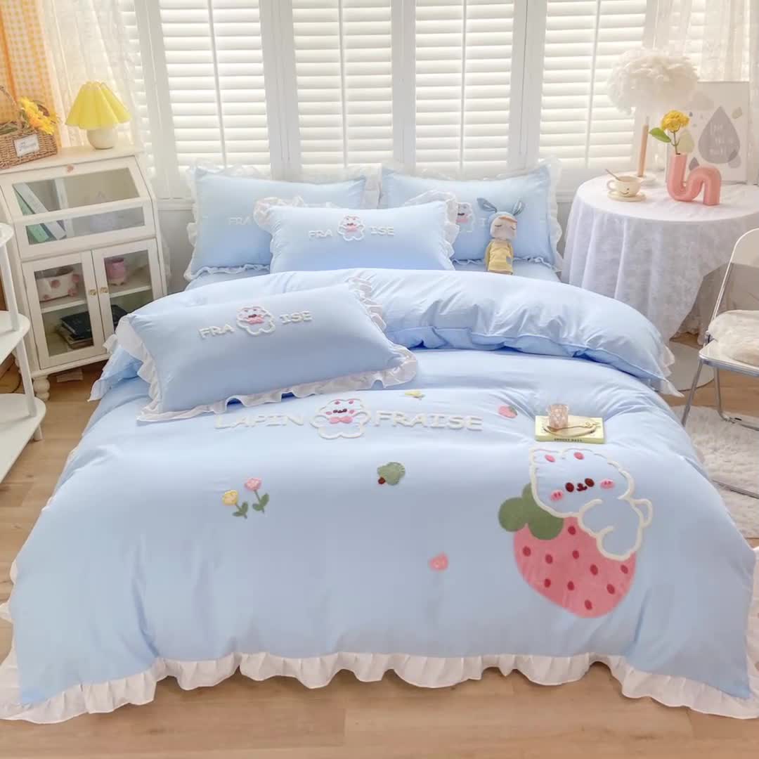 91家纺网 家纺一手货源 找家纺 易禾 2022新款水洗亲肤棉毛巾绣草莓兔四件套草莓兔-蓝