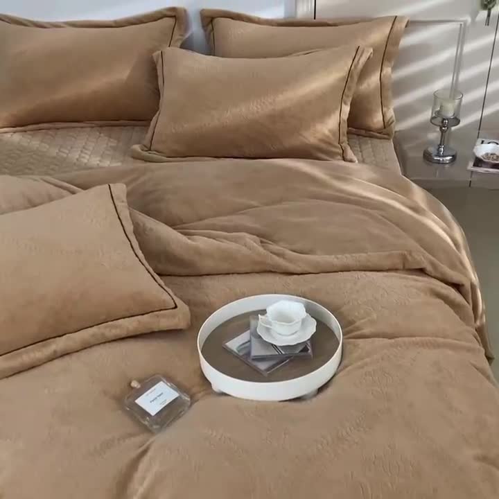 91家纺网 家纺一手货源 找家纺 舒梦琪 2024新款牛奶绒立体雕花床盖四件套 米驼