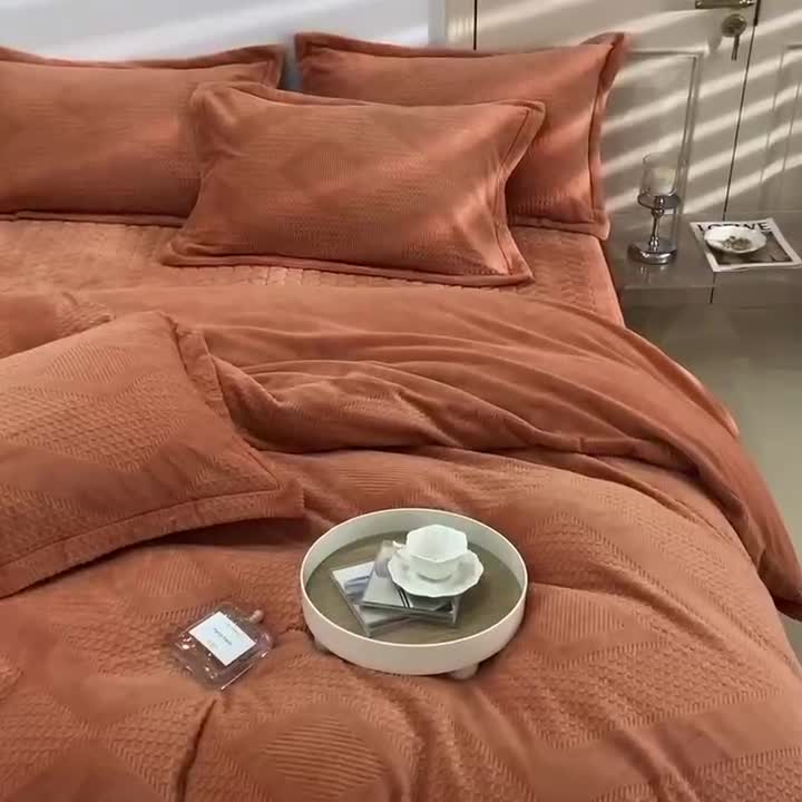 91家纺网 家纺一手货源 找家纺 舒梦琪 2024新款牛奶绒立体雕花床盖四件套 桔色