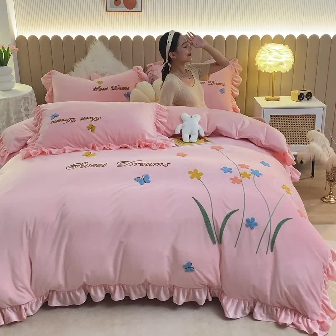 91家纺网 家纺一手货源 找家纺 唐人居 2025新款宝宝绒毛巾绣花边四件套- 蒲公英之恋-粉