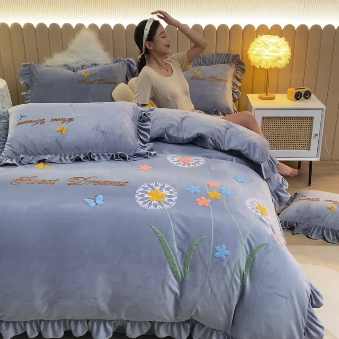 91家纺网 家纺一手货源 找家纺 唐人居 2025新款宝宝绒毛巾绣花边四件套-蒲公英之恋-灰