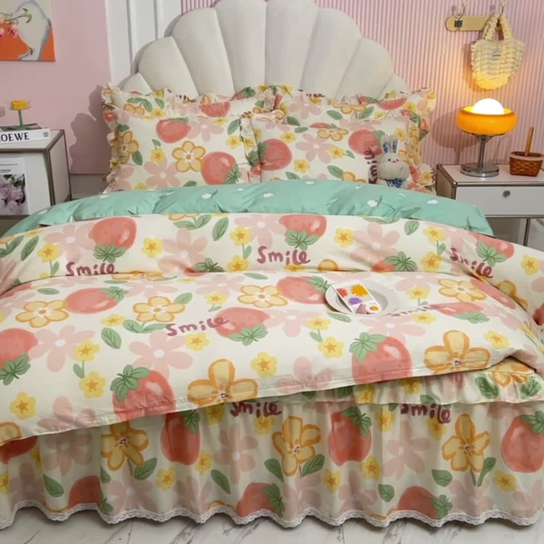 91家纺网 家纺一手货源 找家纺 美达2025全棉蕾丝小花边半夹棉床裙四件套 笑脸草莓