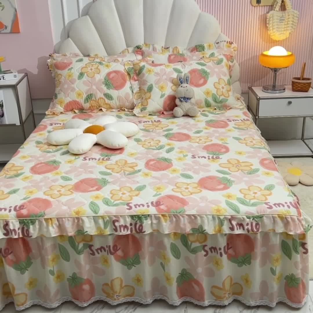 91家纺网 家纺一手货源 找家纺 美达 2025全棉蕾丝小花边夹棉床裙 笑脸草莓