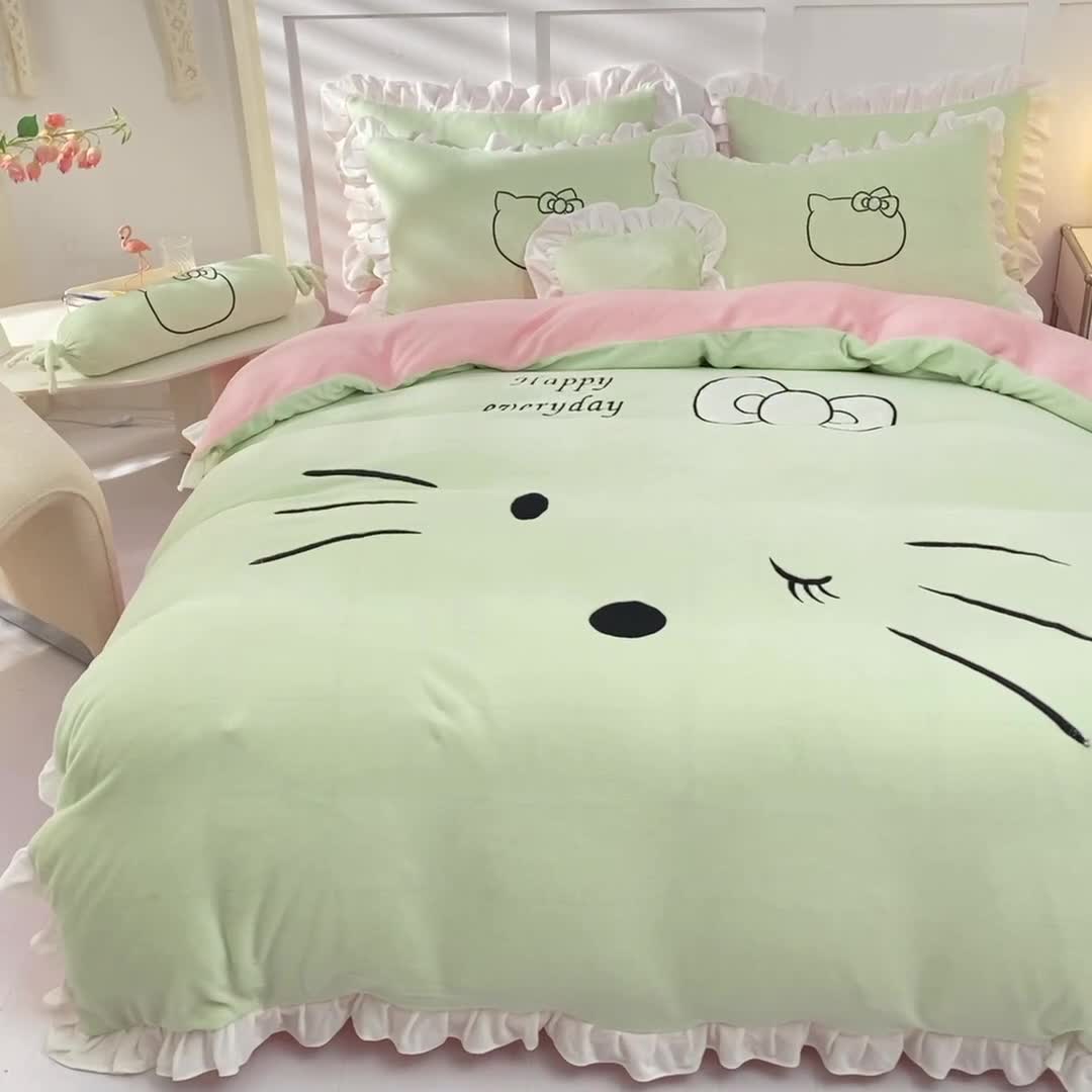 91家纺网 家纺一手货源 找家纺 绒世界2022新款高端牛奶绒卡通刺绣四件套 美美猫-抹茶拼粉