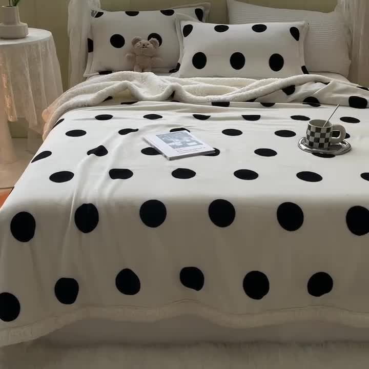 91家纺网 家纺一手货源 找家纺 沐慕  2022新款牛奶绒拼羊羔绒毛毯 黑白波点