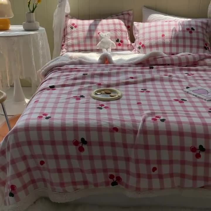 91家纺网 家纺一手货源 找家纺 沐慕  2022新款牛奶绒拼羊羔绒毛毯 小樱桃