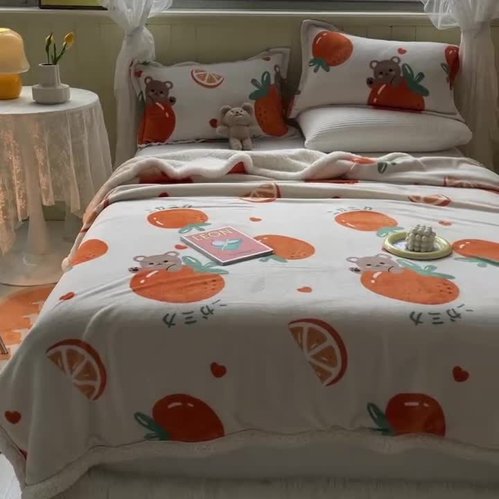 91家纺网 家纺一手货源 找家纺 沐慕  2022新款牛奶绒拼羊羔绒毛毯 甜橙小熊