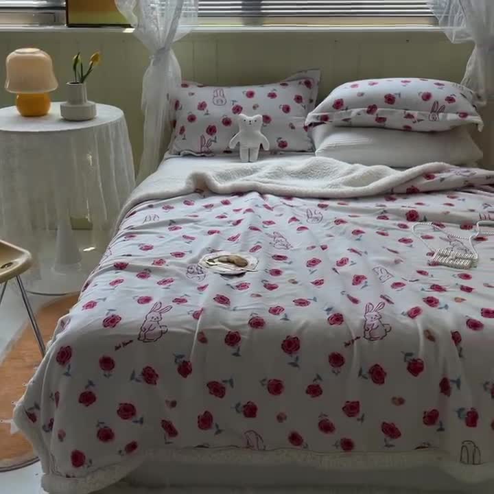 91家纺网 家纺一手货源 找家纺 沐慕  2022新款牛奶绒拼羊羔绒毛毯 玫瑰小兔