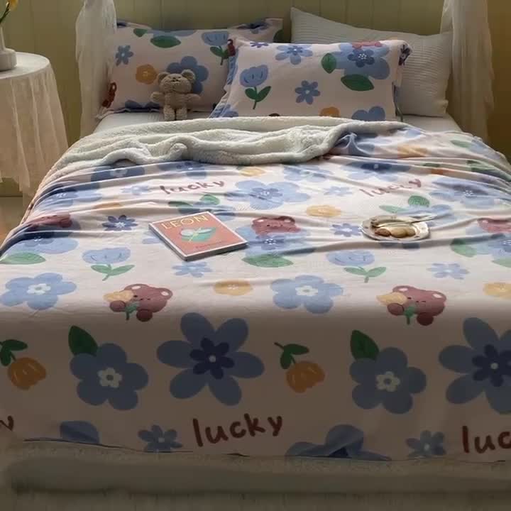 91家纺网 家纺一手货源 找家纺 沐慕  2022新款牛奶绒拼羊羔绒毛毯 蓝花小熊