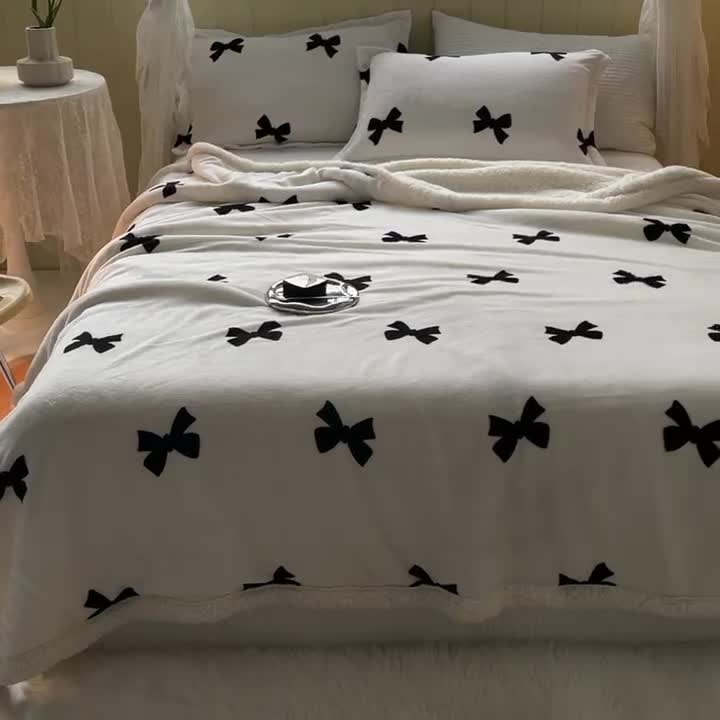 91家纺网 家纺一手货源 找家纺 沐慕  2022新款牛奶绒拼羊羔绒毛毯 黑白蝴蝶结