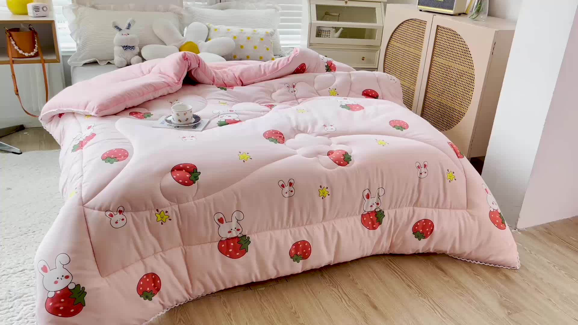 91家纺网 家纺一手货源 找家纺 2022新款直播爆款水洗棉印花小花边春秋被冬被 草莓兔兔