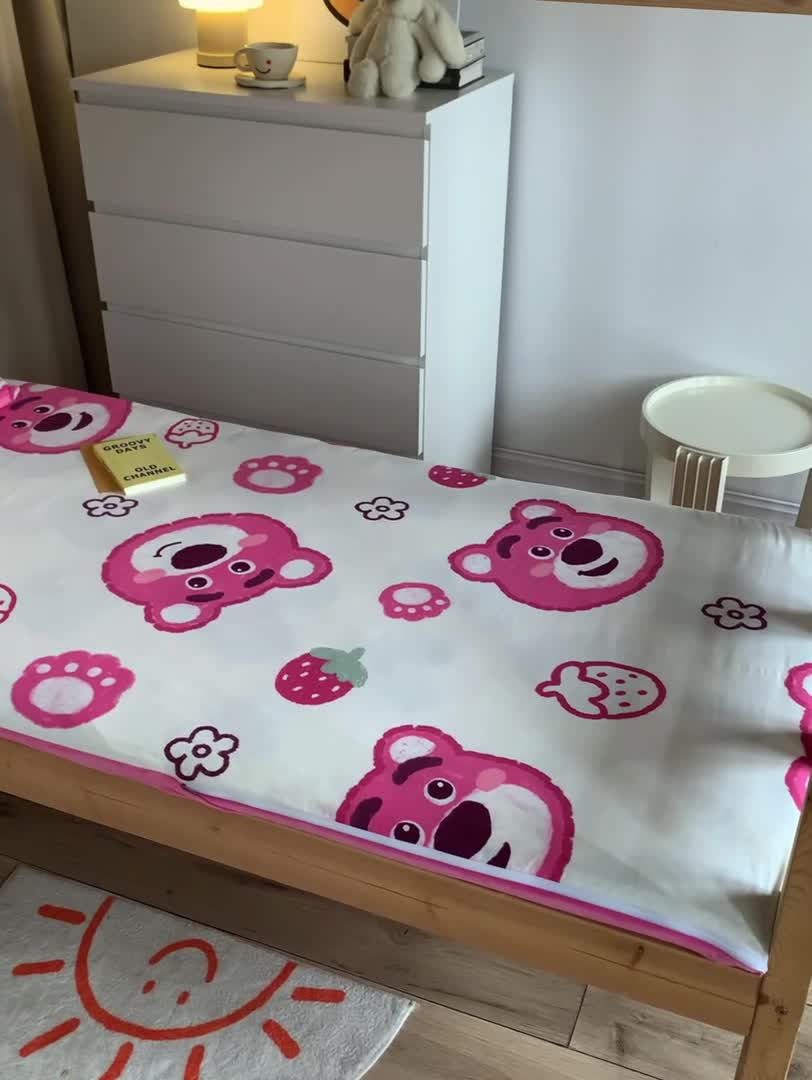 91家纺网 家纺一手货源 找家纺 怡家居  2023新款棉加水晶绒开学季学生床垫套 草莓熊