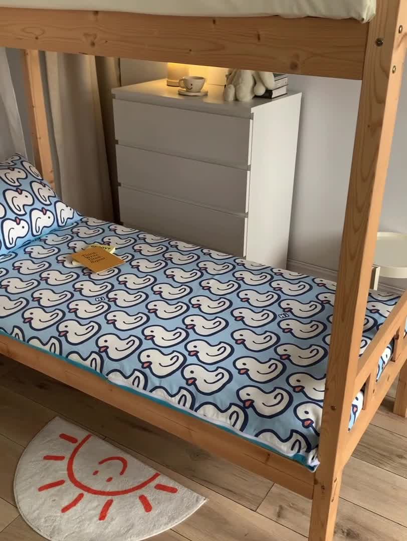 91家纺网 家纺一手货源 找家纺 怡家居  2023新款棉加水晶绒开学季学生床垫套 你好鸭