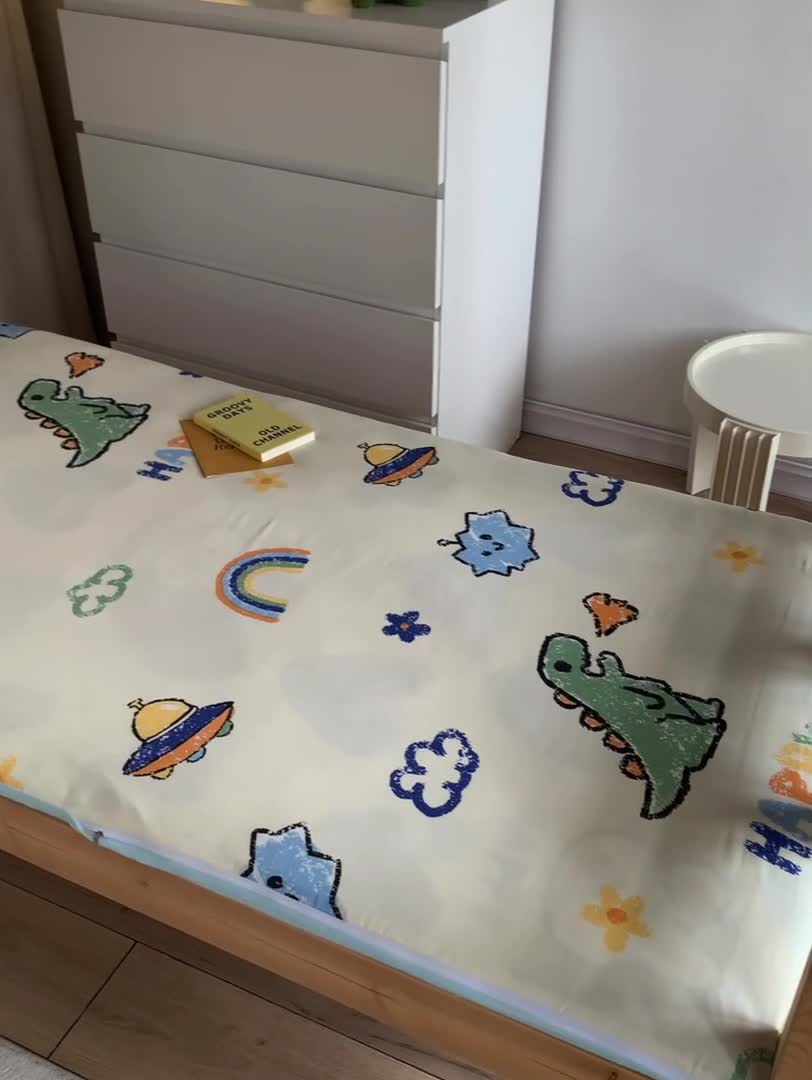 91家纺网 家纺一手货源 找家纺 怡家居  2023新款棉加水晶绒开学季学生床垫套 小恐龙