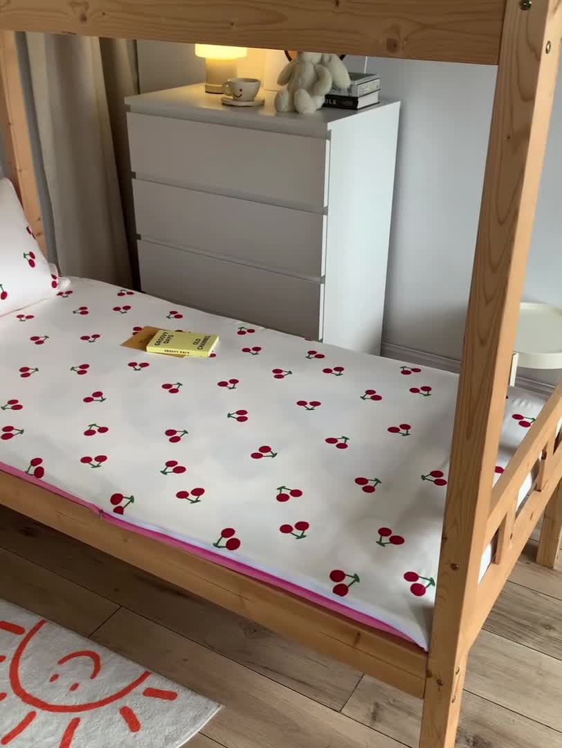 91家纺网 家纺一手货源 找家纺 怡家居  2023新款棉加水晶绒开学季学生床垫套 樱桃派对