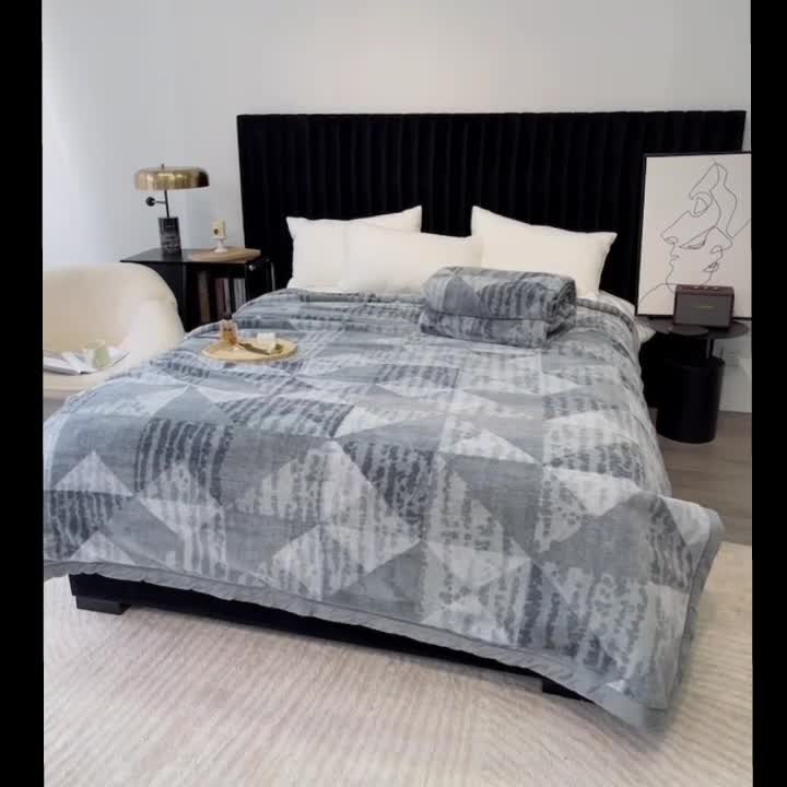 91家纺网 家纺一手货源 找家纺 缔缦 2022新款More design毛毯 兔绒毯 灰色